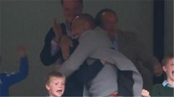 王子也瘋狂！威廉王子揮拳慶祝阿斯頓維拉回歸英超