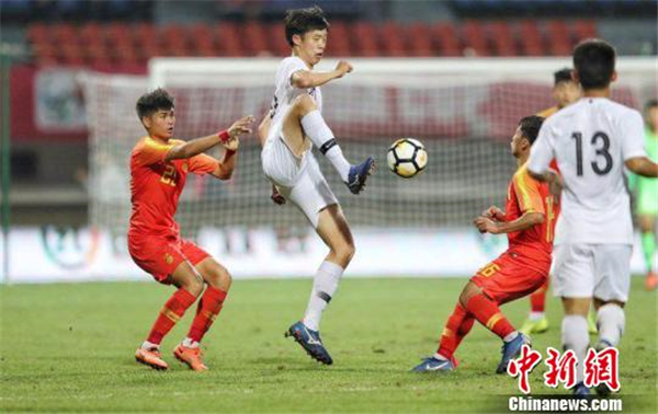 韓國隊全體向腳踩“熊貓杯”冠軍獎杯道歉