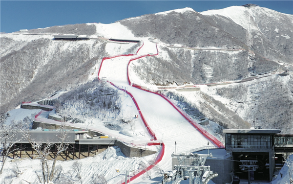 图为位于张家口的国家高山滑雪中心.图片来自报告