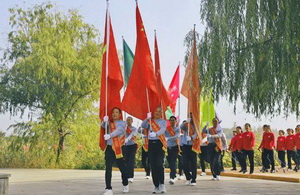 活动现场盛况走在最前面的是党旗,国旗,会旗方队,各级老体协的领导及