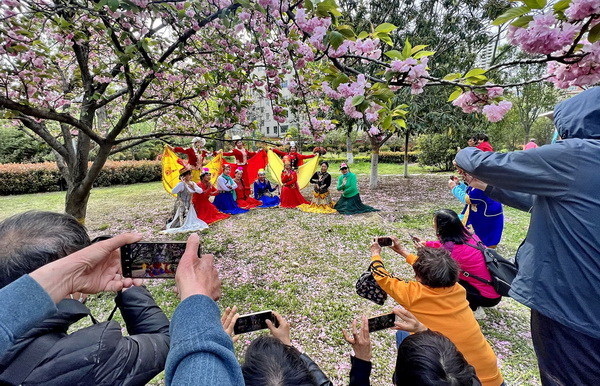 河南平顶山：近百名摄影爱好者踊跃参加老年体协摄亚新体育影现场拍摄课程(图1)