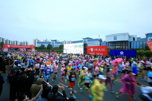 2023中国—东盟马拉松在防城港鸣枪开跑