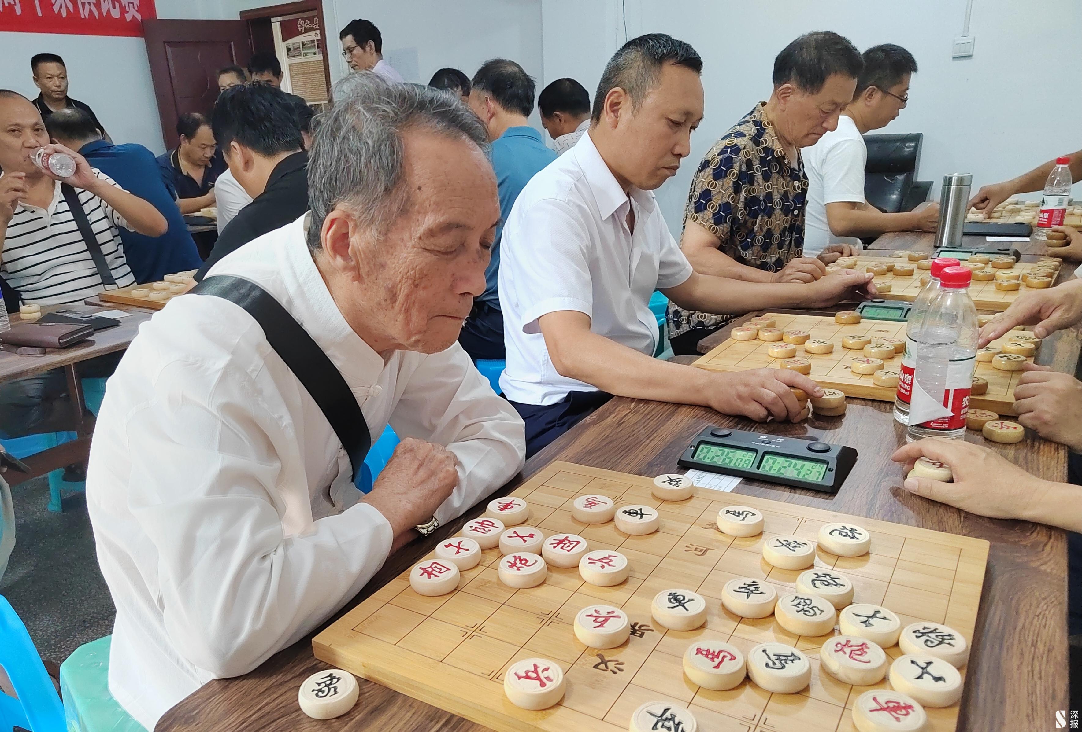 2.70岁的老人屈建华聚精会神下棋.jpg