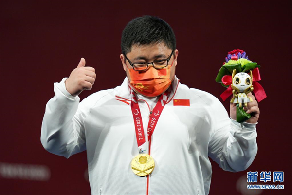 在东京残奥会举重男子97公斤级决赛中,中国选手闫盼盼夺得冠军