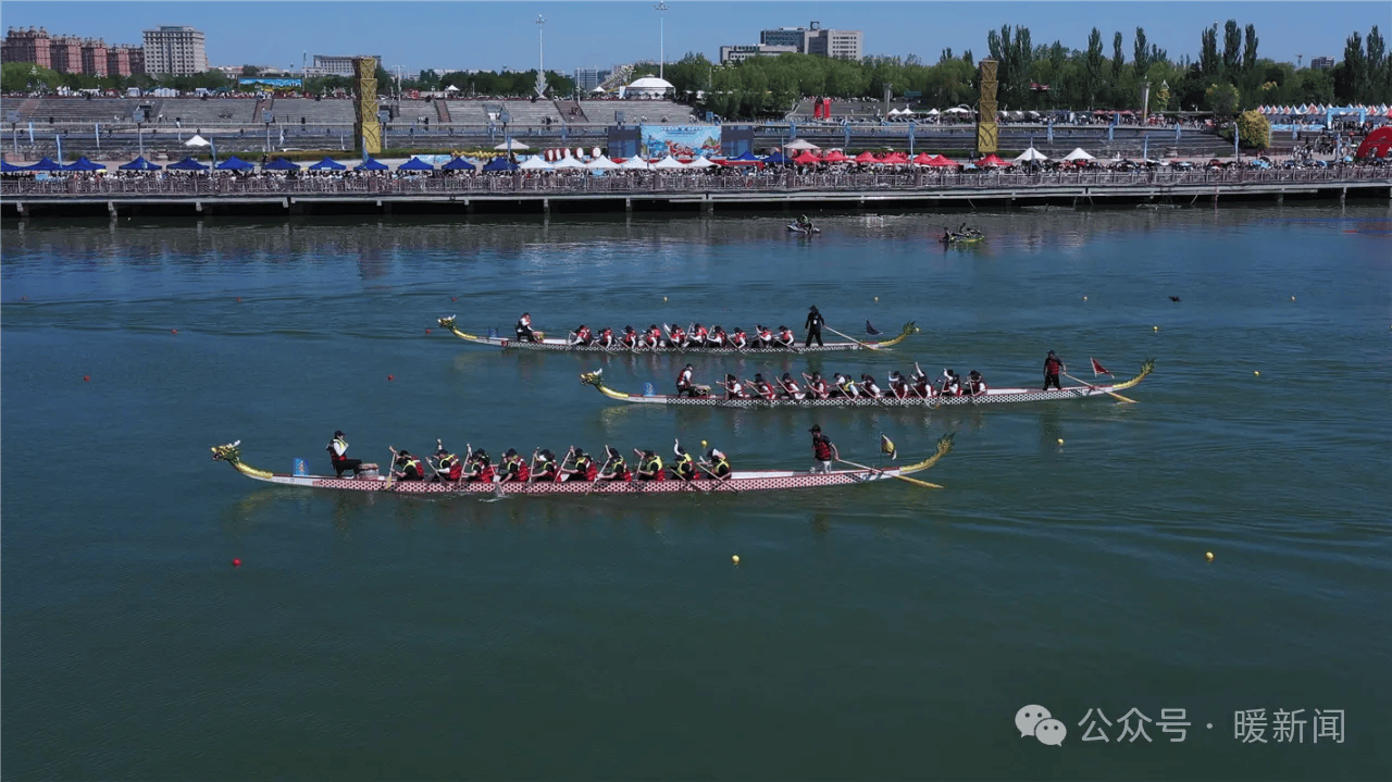 鄂尔多斯市首届龙舟邀请赛在乌兰木伦湖举行
